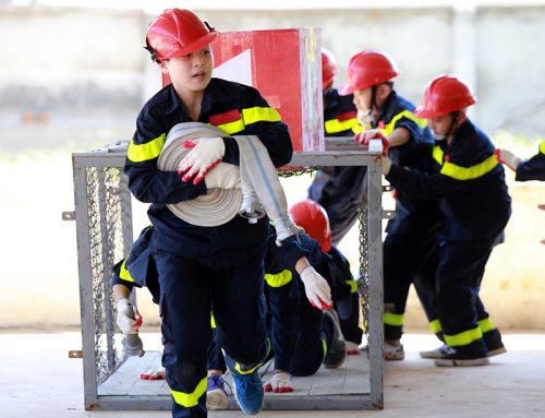 Bé làm lính cứu hỏa