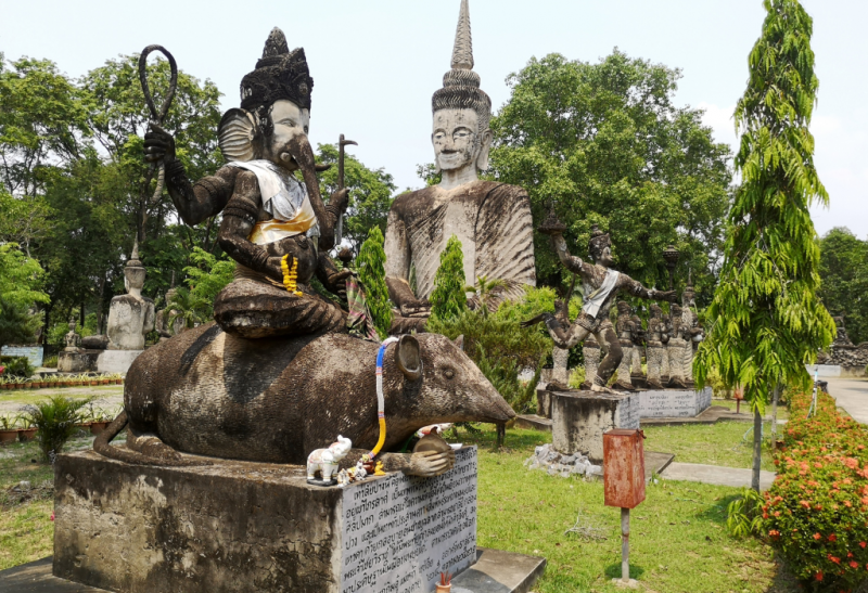 Công viên bải Phật Sala Keoku