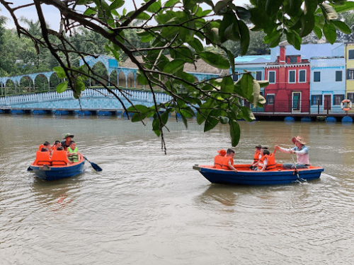 Bé trải nghiệm trèo thuyền