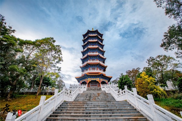 Check-in tháp Vạn Xương sừng sững giữa mảnh trời Đông Hưng